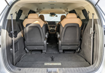 Подержанный автомобиль Kia Carnival 2021 года (10 фото)