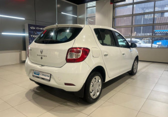 Подержанный автомобиль Renault Sandero 2015 года (4 фото)