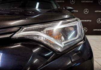 Подержанный автомобиль Toyota RAV4 2019 года (15 фото)