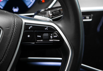 Подержанный автомобиль Audi A8 2018 года (18 фото)