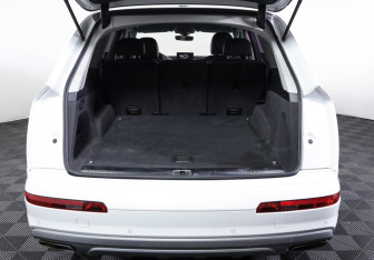 Подержанный автомобиль Audi Q7 2016 года (9 фото)