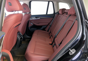 Подержанный автомобиль BMW X3 2024 года (11 фото)