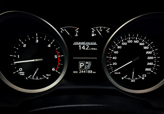 Подержанный автомобиль Toyota Land Cruiser Suv 2014 года (13 фото)