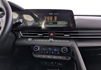 Подержанный автомобиль Hyundai Elantra Sedan 2023 года (17 фото)