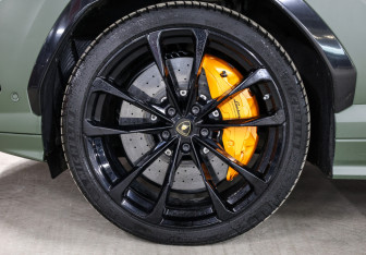 Подержанный автомобиль Lamborghini Urus 2020 года (30 фото)