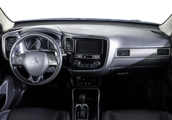 Подержанный автомобиль Mitsubishi Outlander 2019 года (13 фото)