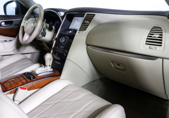 Подержанный автомобиль Infiniti QX70 2015 года (10 фото)