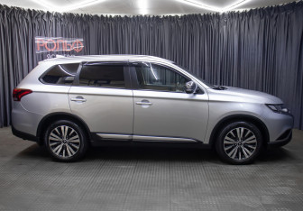 Подержанный автомобиль Mitsubishi Outlander 2019 года (4 фото)