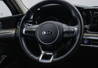 Подержанный автомобиль Kia K5 2020 года (16 фото)