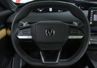 Подержанный автомобиль Changan UNI-V 2022 года (10 фото)