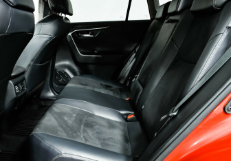 Подержанный автомобиль Toyota RAV4 2021 года (14 фото)