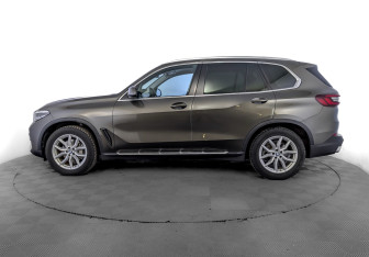 Подержанный автомобиль BMW X5 2020 года (8 фото)