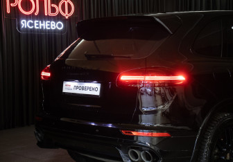 Подержанный автомобиль Porsche Cayenne 2015 года (23 фото)