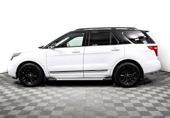 Подержанный автомобиль Ford Explorer 2013 года (3 фото)