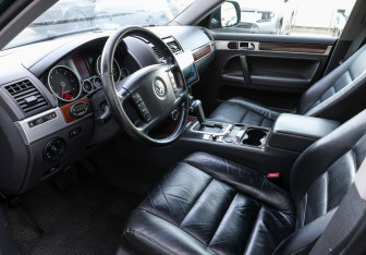 Подержанный автомобиль Volkswagen Touareg 2008 года (15 фото)
