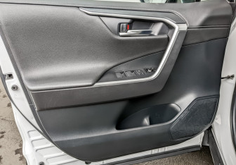 Подержанный автомобиль Toyota RAV4 2021 года (20 фото)