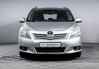 Подержанный автомобиль Toyota Verso 2010 года (2 фото)