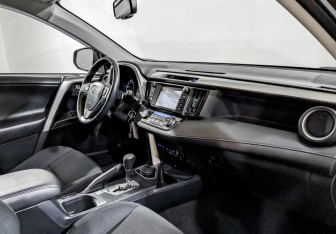 Подержанный автомобиль Toyota RAV4 2016 года (11 фото)