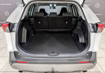 Подержанный автомобиль Toyota RAV4 2021 года (10 фото)