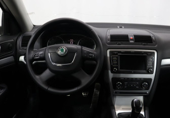 Подержанный автомобиль Skoda Octavia Wagon 2012 года (14 фото)