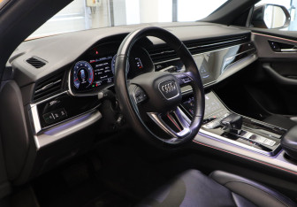 Подержанный автомобиль Audi Q8 2019 года (7 фото)