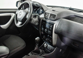 Подержанный автомобиль Nissan Terrano 2017 года (5 фото)