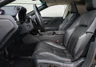Подержанный автомобиль Lexus ES 2018 года (14 фото)