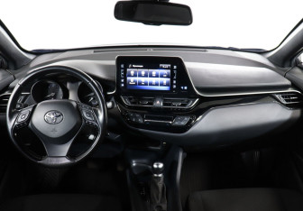 Подержанный автомобиль Toyota C-HR 2019 года (12 фото)