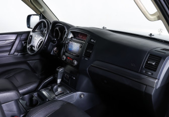 Подержанный автомобиль Mitsubishi Pajero 2013 года (11 фото)