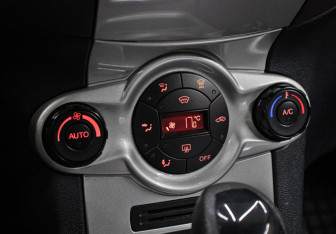 Подержанный автомобиль Ford Fiesta Hatchback 2011 года (17 фото)