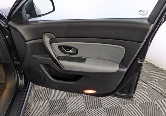 Подержанный автомобиль Renault Latitude 2013 года (24 фото)