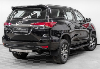 Подержанный автомобиль Toyota Fortuner 2019 года (5 фото)