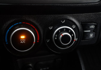 Подержанный автомобиль Kia Rio Hatchback 2015 года (14 фото)