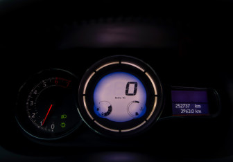 Подержанный автомобиль Renault Fluence 2013 года (9 фото)