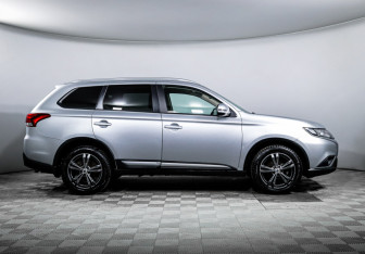 Подержанный автомобиль Mitsubishi Outlander 2018 года (4 фото)