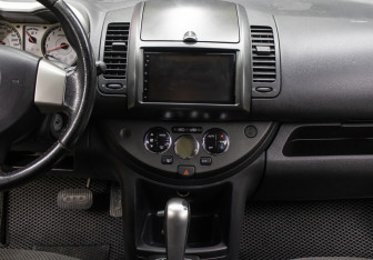 Подержанный автомобиль Nissan Note 2006 года (15 фото)