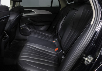 Подержанный автомобиль Hongqi H5 2024 года (14 фото)