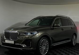 Подержанный автомобиль BMW X7 2021 года (36 фото)