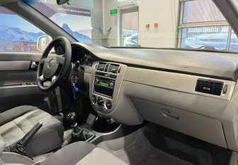 Подержанный автомобиль Chevrolet Lacetti Sedan 2010 года (16 фото)