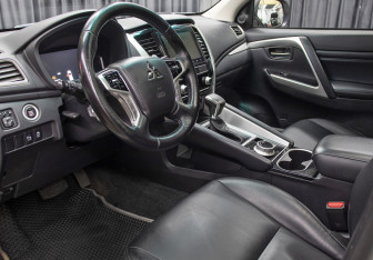 Подержанный автомобиль Mitsubishi Montero Sport 2022 года (17 фото)