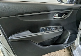 Подержанный автомобиль Kia Rio Hatchback 2021 года (18 фото)