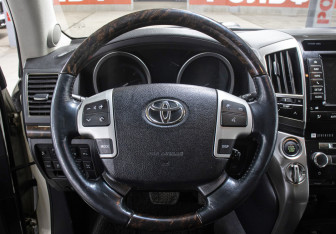 Подержанный автомобиль Toyota Land Cruiser Suv 2013 года (17 фото)