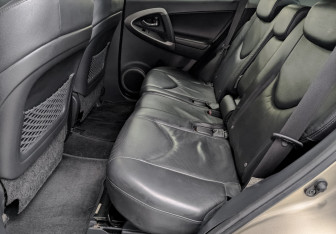 Подержанный автомобиль Toyota RAV4 2007 года (18 фото)