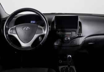Подержанный автомобиль Hyundai i30 Hatchback 2010 года (12 фото)