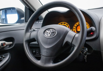 Подержанный автомобиль Toyota Corolla Sedan 2008 года (14 фото)