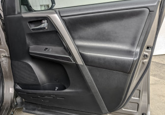 Подержанный автомобиль Toyota RAV4 2016 года (24 фото)