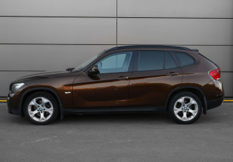Подержанный автомобиль BMW X1 2011 года (8 фото)