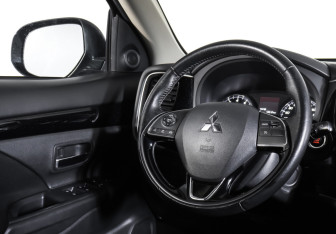 Подержанный автомобиль Mitsubishi Outlander 2018 года (17 фото)