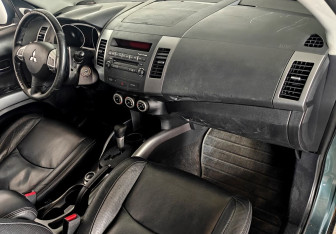Подержанный автомобиль Mitsubishi Outlander 2008 года (9 фото)