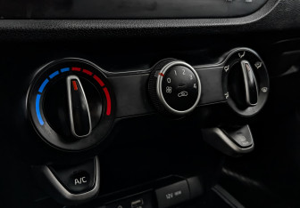 Подержанный автомобиль Kia Rio Hatchback 2019 года (20 фото)